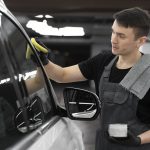 Как правильно отполировать лобовое стекло автомобиля?