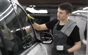 Как правильно отполировать лобовое стекло автомобиля?