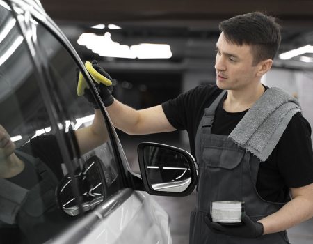 Как правильно отполировать лобовое стекло автомобиля?