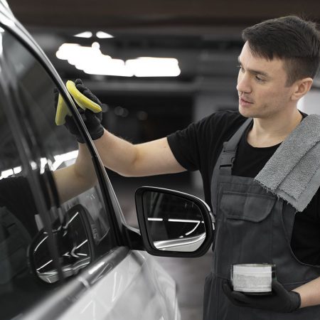 Как правильно отполировать лобовое стекло автомобиля?